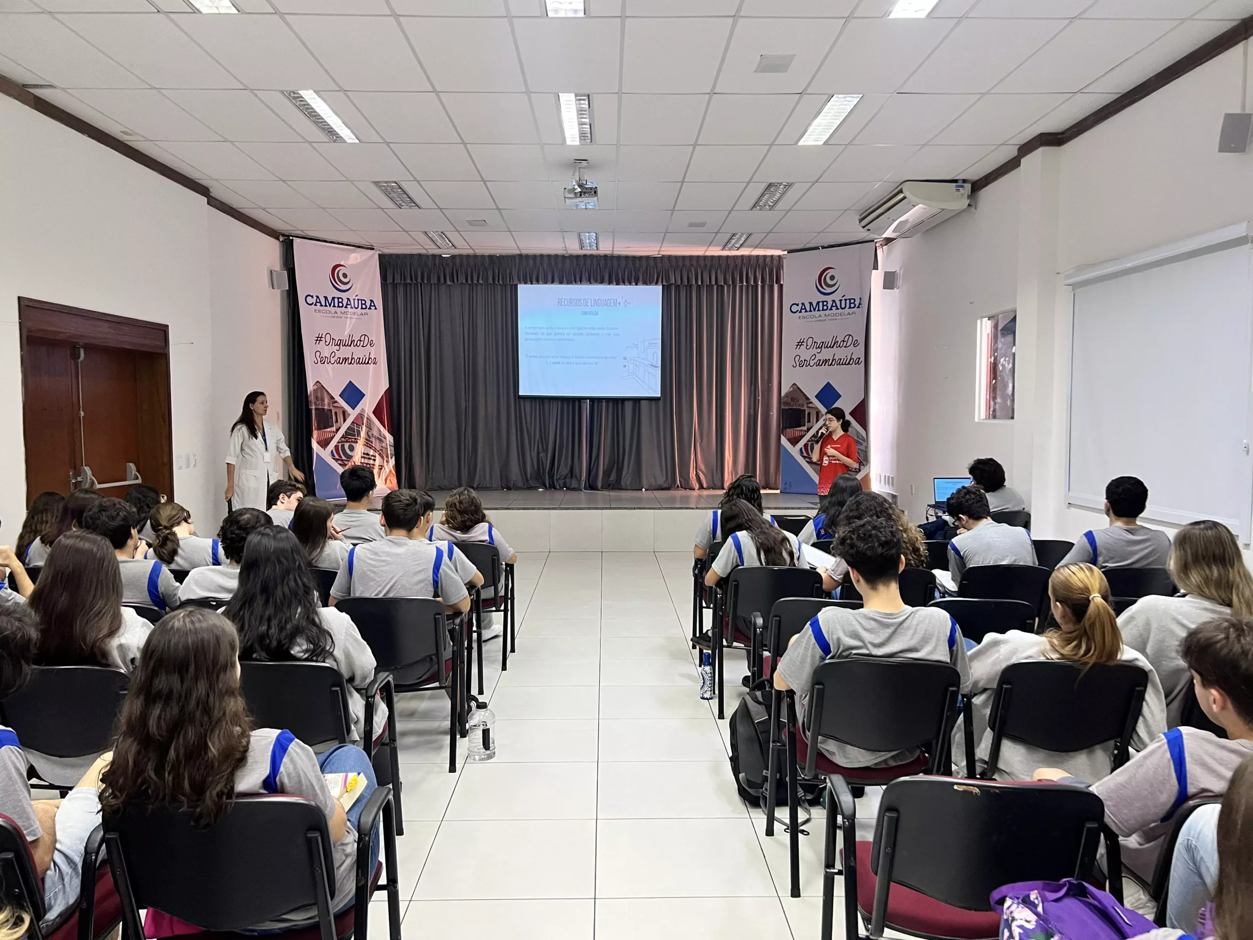 auditório com alunos